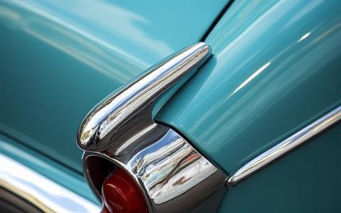 Dettaglio di un elemento cromato restaurato a specchio su un'auto classica